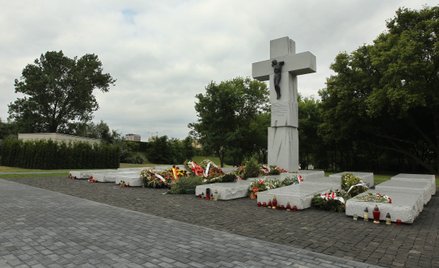 Pomnik poświęcony Ofiarom Zbrodni Wołyńskiej na Skwerze Wołyńskim w Warszawie
