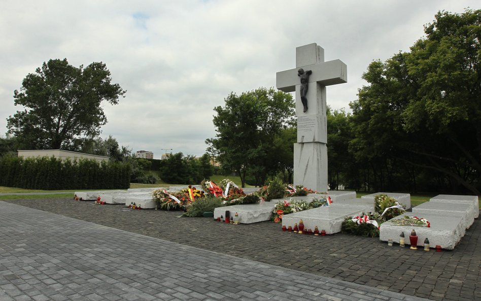 Pomnik poświęcony Ofiarom Zbrodni Wołyńskiej na Skwerze Wołyńskim w Warszawie