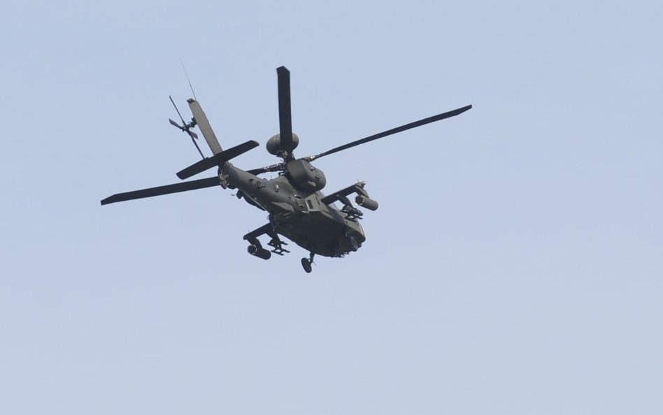 Śmigłowiec AH-64 Apache z wojsk amerykańskich na defiladzie z okazji Święta Wojska Polskiego 15 sier