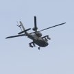 Śmigłowiec AH-64 Apache z wojsk amerykańskich na defiladzie z okazji Święta Wojska Polskiego 15 sier