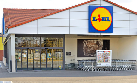 Na parkingach sieci Lidl pojawia się coraz więcej stacji ładowania. Parkowanie na takim miejscu może