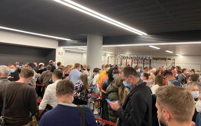 Pasażerowie relacjonowali w mediach społecznościowych, ile muszą czekać w kolejce do testowania