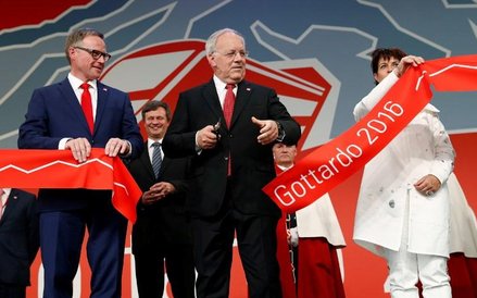 Prezydent Szwajcarii Johann Schneider-Ammann przecina wstęgę podczas uroczystego otwarcia tunelu pod