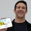 John Ternus, szef Apple, ze składanym iPhone'm Duo, który nie przypomina żadnego wcześniejszego tele