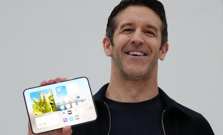 John Ternus, szef Apple, ze składanym iPhone'm Duo, który nie przypomina żadnego wcześniejszego tele