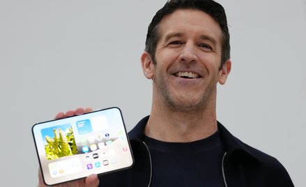 John Ternus, szef Apple, ze składanym iPhone'm Duo, który nie przypomina żadnego wcześniejszego tele