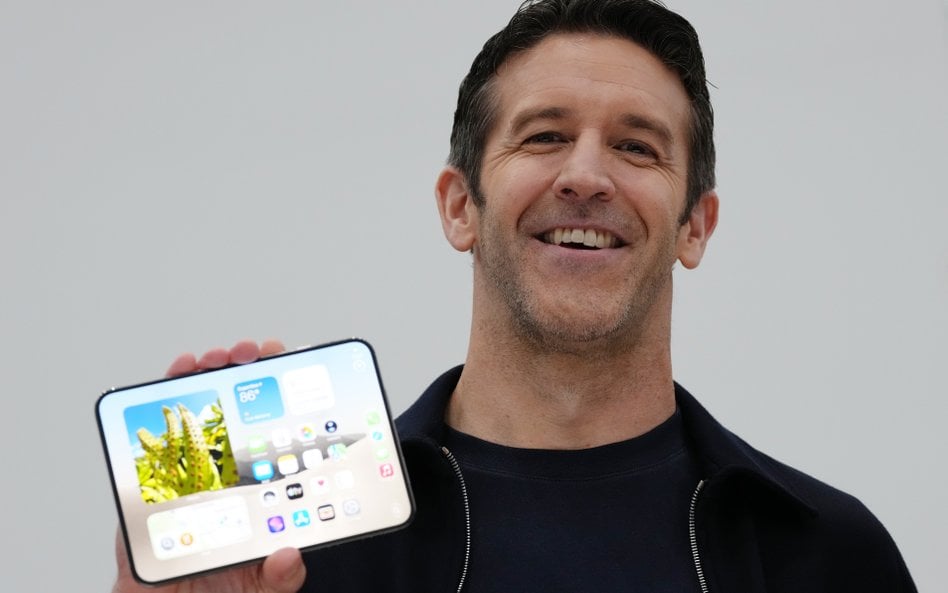 John Ternus, szef Apple, ze składanym iPhone'm Duo, który nie przypomina żadnego wcześniejszego tele