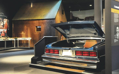Chata Unabombera i pełnowymiarowa makieta tyłu jego samochodu na wystawie w waszyngtońskim Newseum