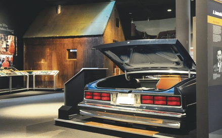 Chata Unabombera i pełnowymiarowa makieta tyłu jego samochodu na wystawie w waszyngtońskim Newseum