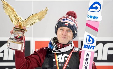 Dawid Kubacki z nagrodą za zwycięstwo w Turnieju Czterech Skoczni