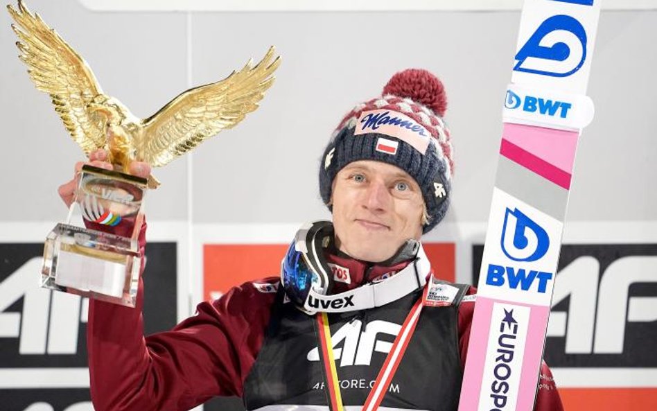Dawid Kubacki z nagrodą za zwycięstwo w Turnieju Czterech Skoczni