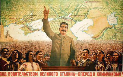 Hasło plakatu brzmi: „Pod przewodem wielkiego Stalina – naprzód ku komunizmowi!”