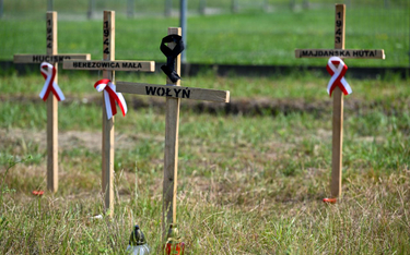 Drewniane krzyże upamiętniające Polaków zamordowanych na Wołyniu przy drodze do polsko-ukraińskiego 