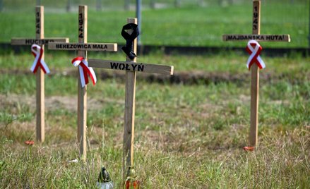 Drewniane krzyże upamiętniające Polaków zamordowanych na Wołyniu przy drodze do polsko-ukraińskiego 