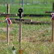 Drewniane krzyże upamiętniające Polaków zamordowanych na Wołyniu przy drodze do polsko-ukraińskiego 
