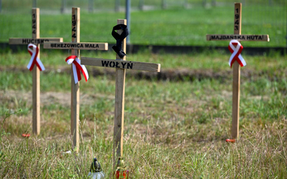 Drewniane krzyże upamiętniające Polaków zamordowanych na Wołyniu przy drodze do polsko-ukraińskiego 