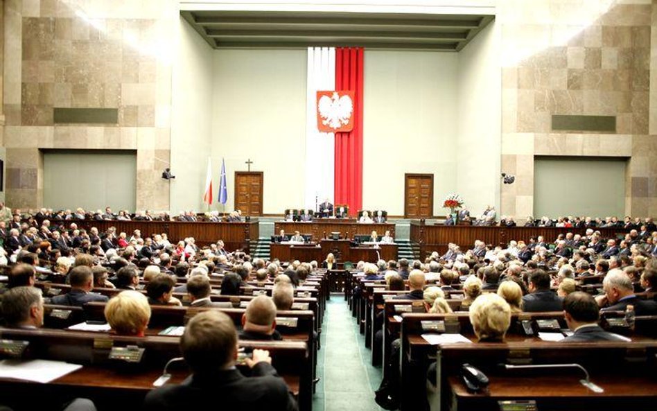 Na początku lat 90. MSWiA rozesłało do wojewodów instrukcje przypominające zasady i znaczenie preced