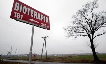 Przydrożna tabliczka może być uznana za reklamę nawet, jeśli nie zawiera sformułowań mających na cel