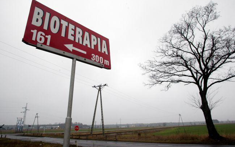 Przydrożna tabliczka może być uznana za reklamę nawet, jeśli nie zawiera sformułowań mających na cel