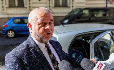 Zastępca PG ds. wojskowych prok. Tomasz Janeczek rozmawia z mediami w drodze na spotkanie z ministre