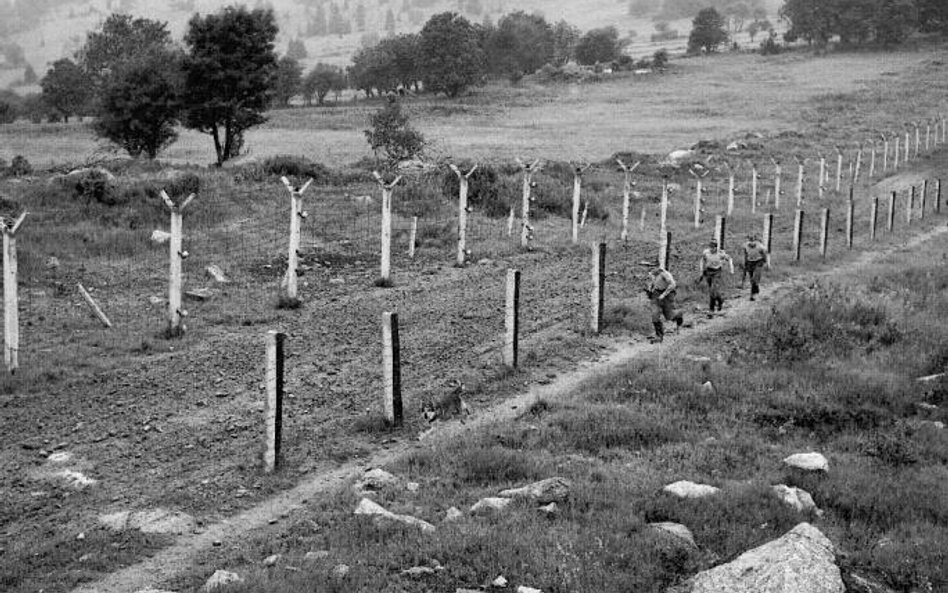 Czechosłowaccy żołnierze na granicy z RFN (lipiec 1968 r.). Stanowiła ona część „żelaznej kurtyny” d