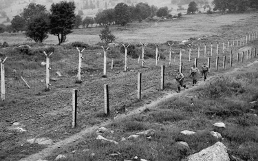 Czechosłowaccy żołnierze na granicy z RFN (lipiec 1968 r.). Stanowiła ona część „żelaznej kurtyny” d