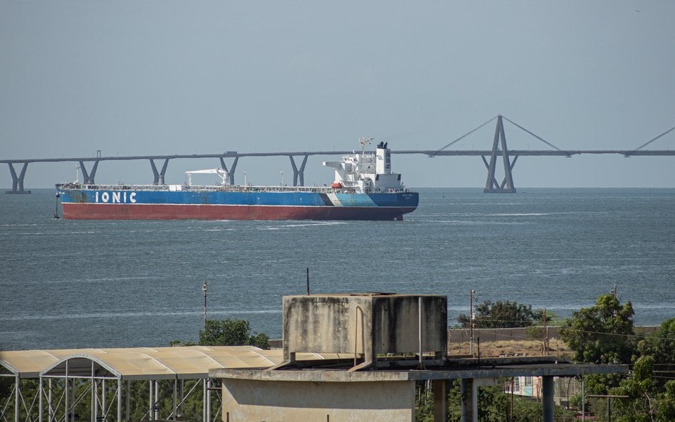 Tankowiec na redzie Maracaibo