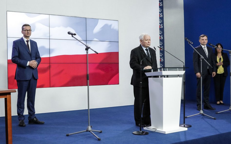 Mateusz Morawiecki (z lewej) z cudownego dziecka polskiej polityki stał się symbolem nietrafionej pr