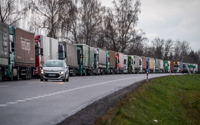 Polskie ciężarówki muszą czekać na powrót do kraju nawet dwa tygodnie. Na razie nie widać szans na k
