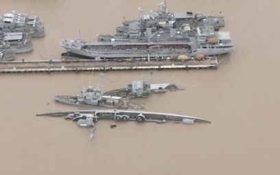 Filipińskie okręty, które zatonęły podczas tropikalnej burzy w bazie Pascual Ledesma w Cavite.