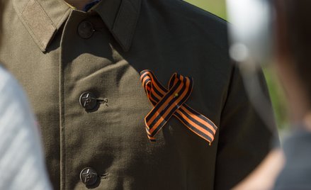 Wstążka Świętego Jerzego jest zakładana przez niektórych 9 maja, dla uczczenia zwycięstwa ZSRR w II 