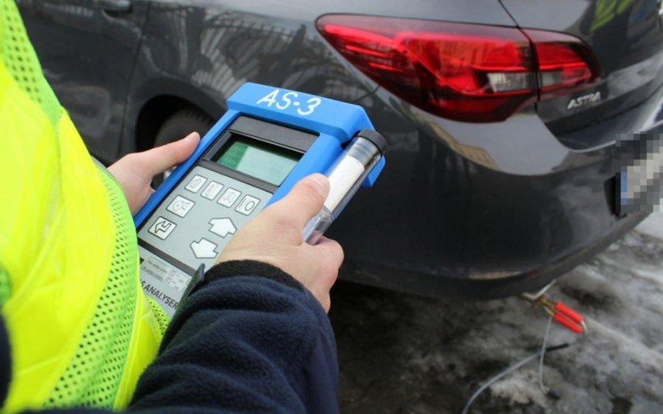 Policjanci sprawdzili stan spalin w blisko 2,5 tys.pojazdów na Mazowszu