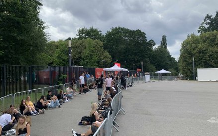 Długie kolejki fanów oczekujących na otwarcie bram przed stadionem