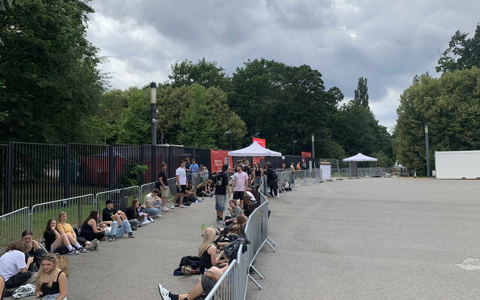 Długie kolejki fanów oczekujących na otwarcie bram przed stadionem