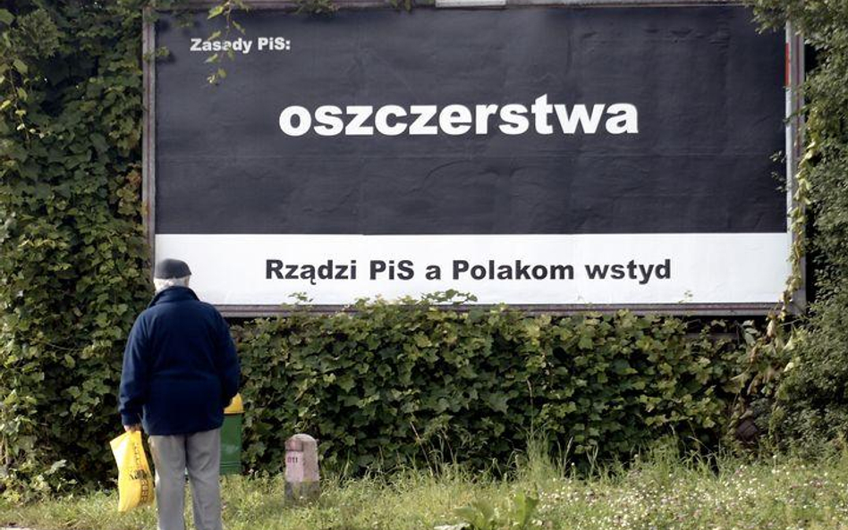 Eskadra zaprojektowała m.in. kontrowersyjne plakaty, na których widniał napis "rządzi PiS, a Polakom