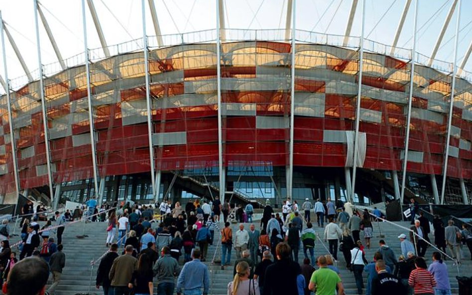 Groźby pracowników stadionu kibice mają odczuć, czekając na mecz przed bramkami