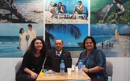 Paulina Szulc, prezes Traveligo (z lewej), wykorzystała okazję, by porozmawiać na targach z przedsta