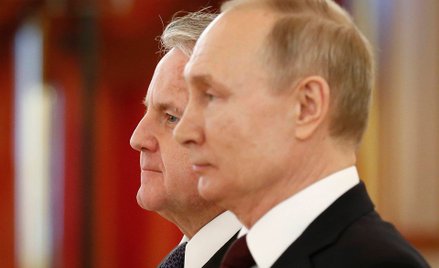 Prezydent Rosji Władimir Putin i ambasador USA John Sullivan podczas uroczystości wręczenia listów u