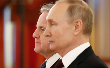 Prezydent Rosji Władimir Putin i ambasador USA John Sullivan podczas uroczystości wręczenia listów u