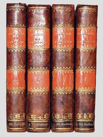 Zabytkowe książki mogą być elegancką dekoracją.