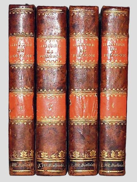 Zabytkowe książki mogą być elegancką dekoracją.