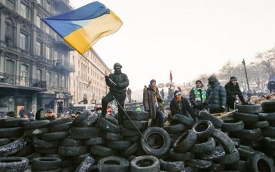 Protestujący na barykadach w Kijowie.