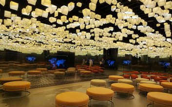 Nowoczesna instalacja w Galerii „Więzi” w Muzeum POLIN na poziomie -2 multiplikuje lustrzane odbicia