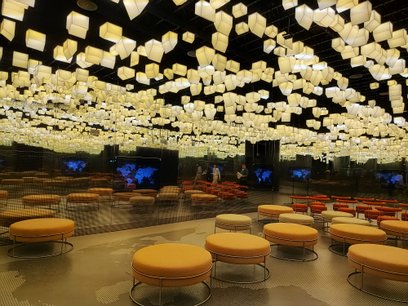 Nowoczesna instalacja w Galerii „Więzi” w Muzeum POLIN na poziomie -2 multiplikuje lustrzane odbicia