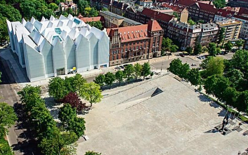 Pawilon wystawowy Centrum Dialogu „Przełomy” wtopiony w plac Solidarności