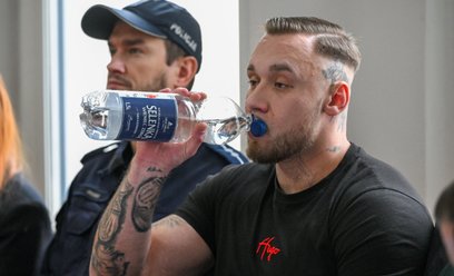 Oskarżony Łukasz Żak na sali rozpraw Sądu Rejonowego dla Warszawy-Śródmieścia