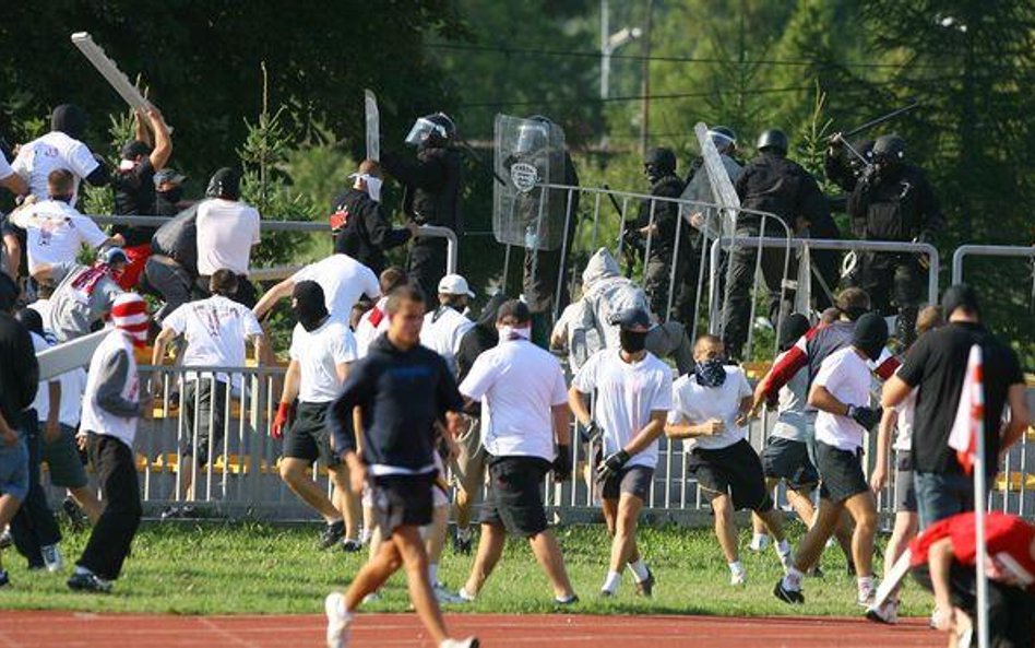 Bat na stadionowych chuliganów