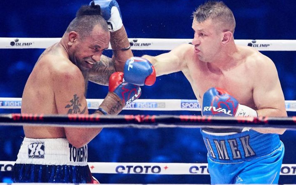 Tomasz Adamek (z prawej) po walce z Solomonem Haumono: – Do zobaczenia wkrótce