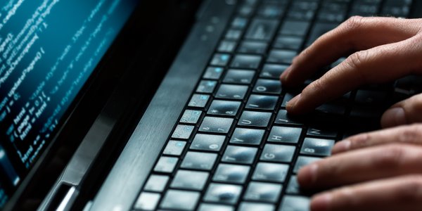 FBI i CERT Polska alarmują: internetowi oszuści kradną coraz więcej