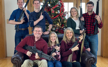 Kongresmen pozował do świątecznego zdjęcia wraz z rodziną - i z bronią